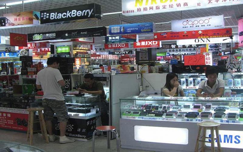 Các thương hiệu điện thoại cũng như các phụ kiện điện thoại được bày bán rất nhiều tại chợ Da Sha Tou